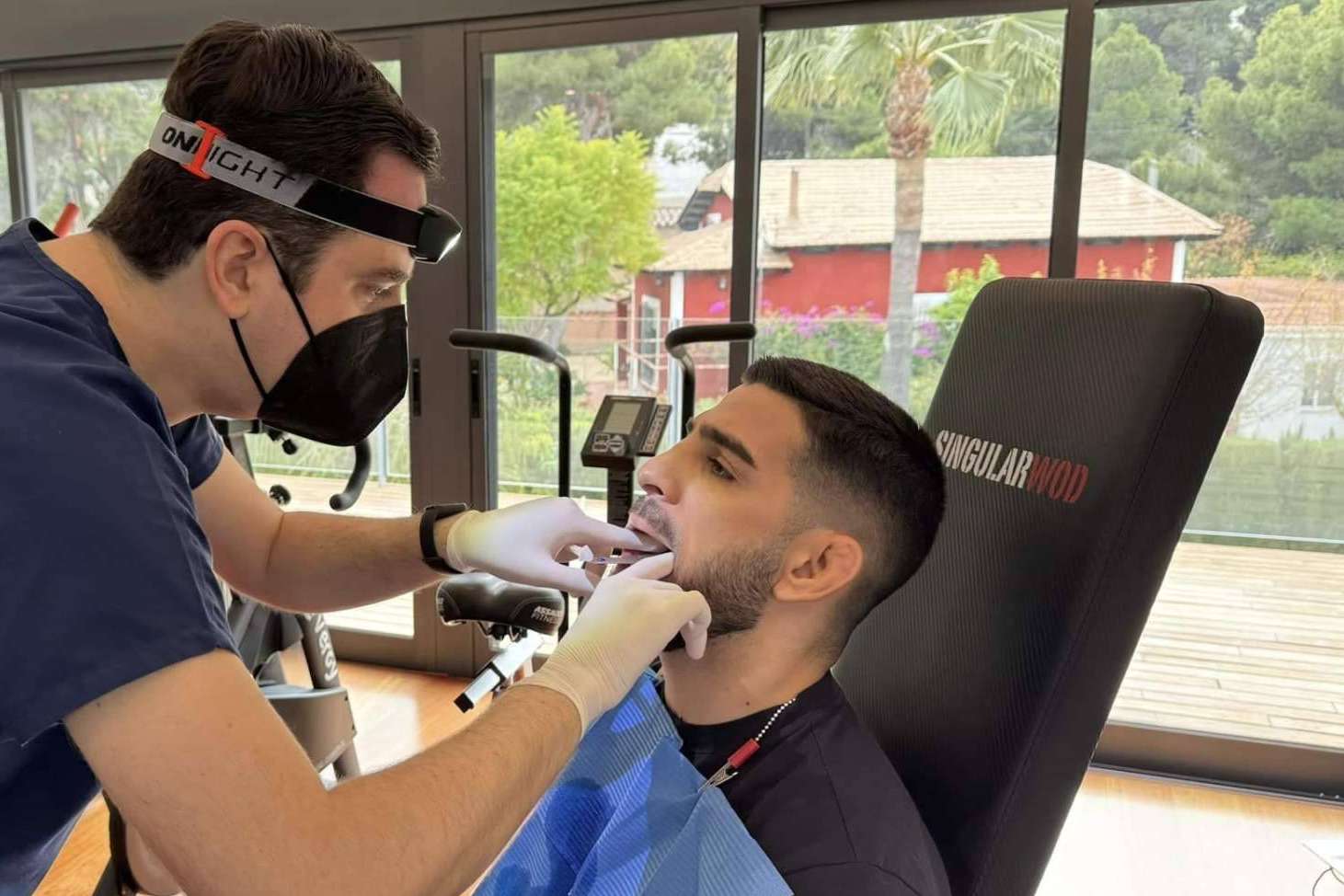 El vicedecano de Odontología de la UCAM colabora con el campeón Topuria con la creación de su protector bucal