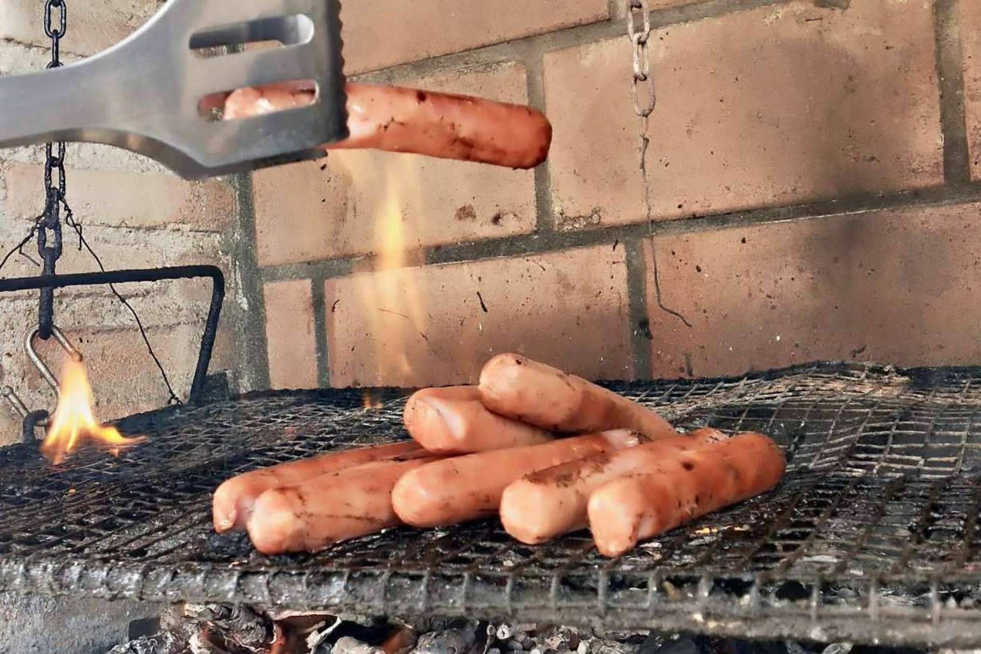 Salchicha ranchera colombiana crujiente y sabrosa en D´Carnilsa