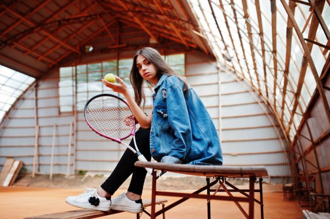 joven jugadora deportiva raqueta tenis cancha tenis Merca2.es