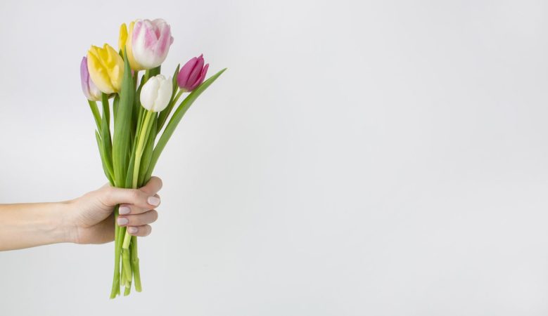 mano sujetando ramo tulipanes Merca2.es