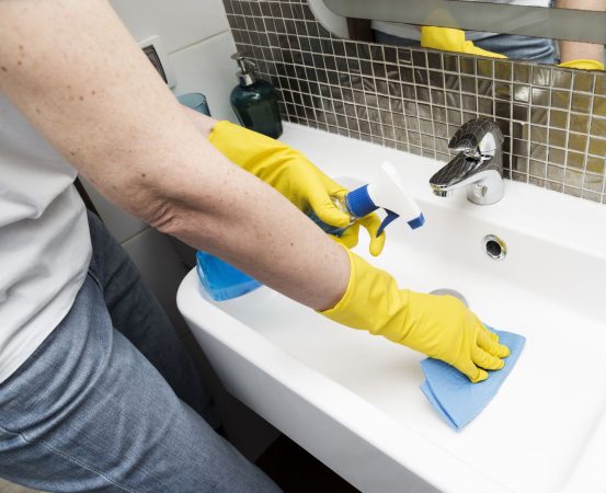 mujer guantes goma limpiando fregadero Merca2.es