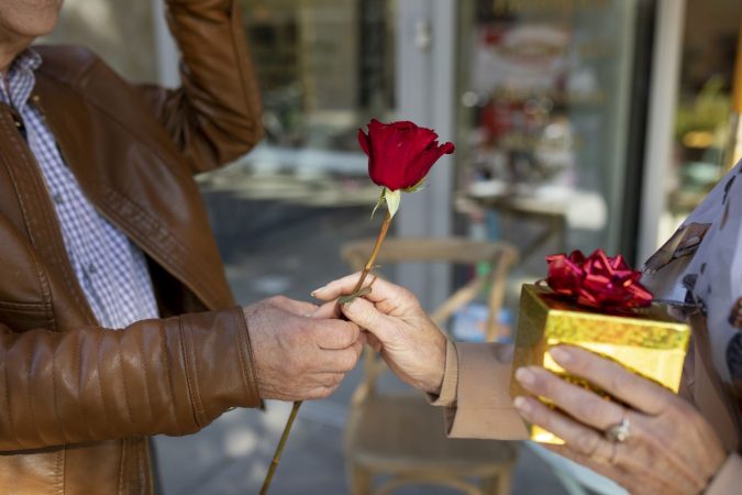 pareja sorprendiendose mutuamente regalos Merca2.es