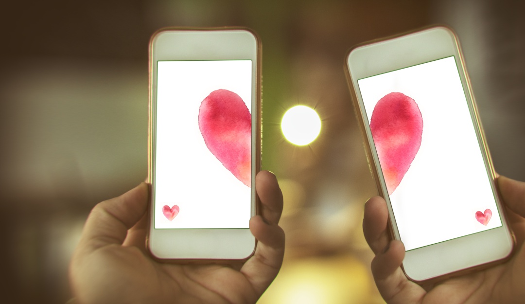 Esto es lo que dicen los psicólogos de las parejas de presumen de amor en redes sociales
