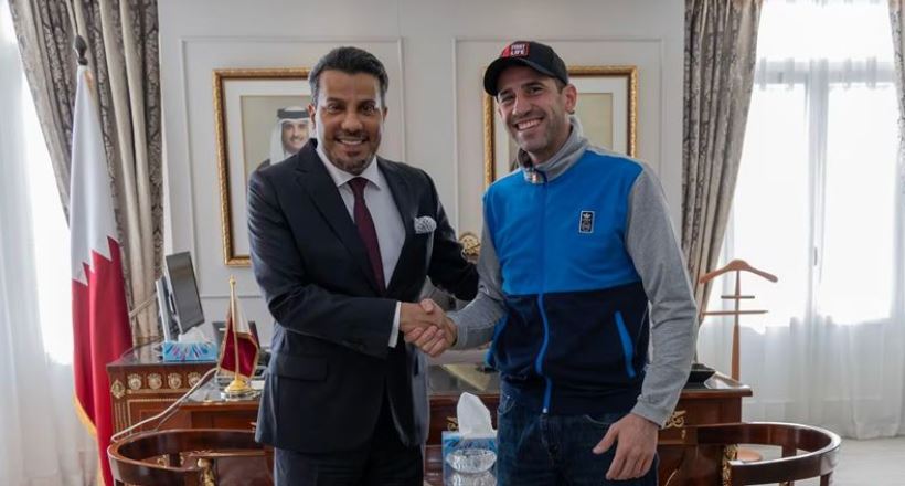 El embajador de Qatar en España cumple el sueño de Santiago Sánchez Cogedor, 15 meses preso en Irán, de «alzar los brazos en Doha»