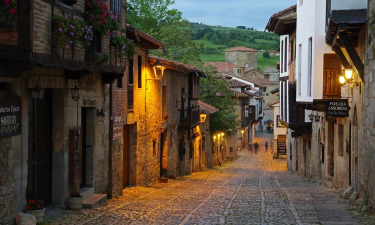 Las mejores escapadas de pueblos de España para este otoño 9 Merca2.es santillana Merca2.es