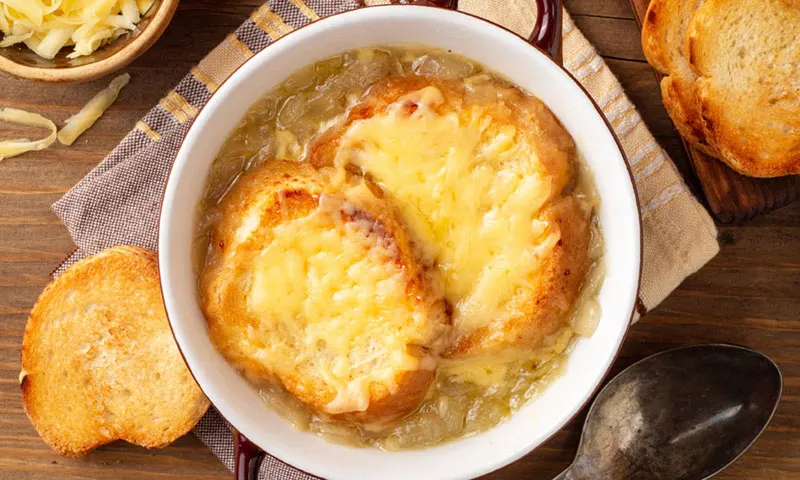 Receta de sopa de cebolla, un clásico reconfortante