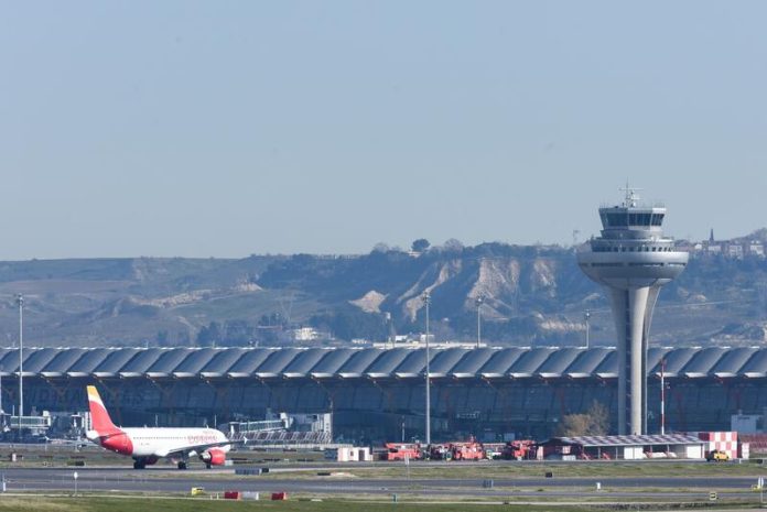 Hasta 1.000 vuelos podrían verse afectados en la operación salida de Semana Santa por una huelga en Barajas