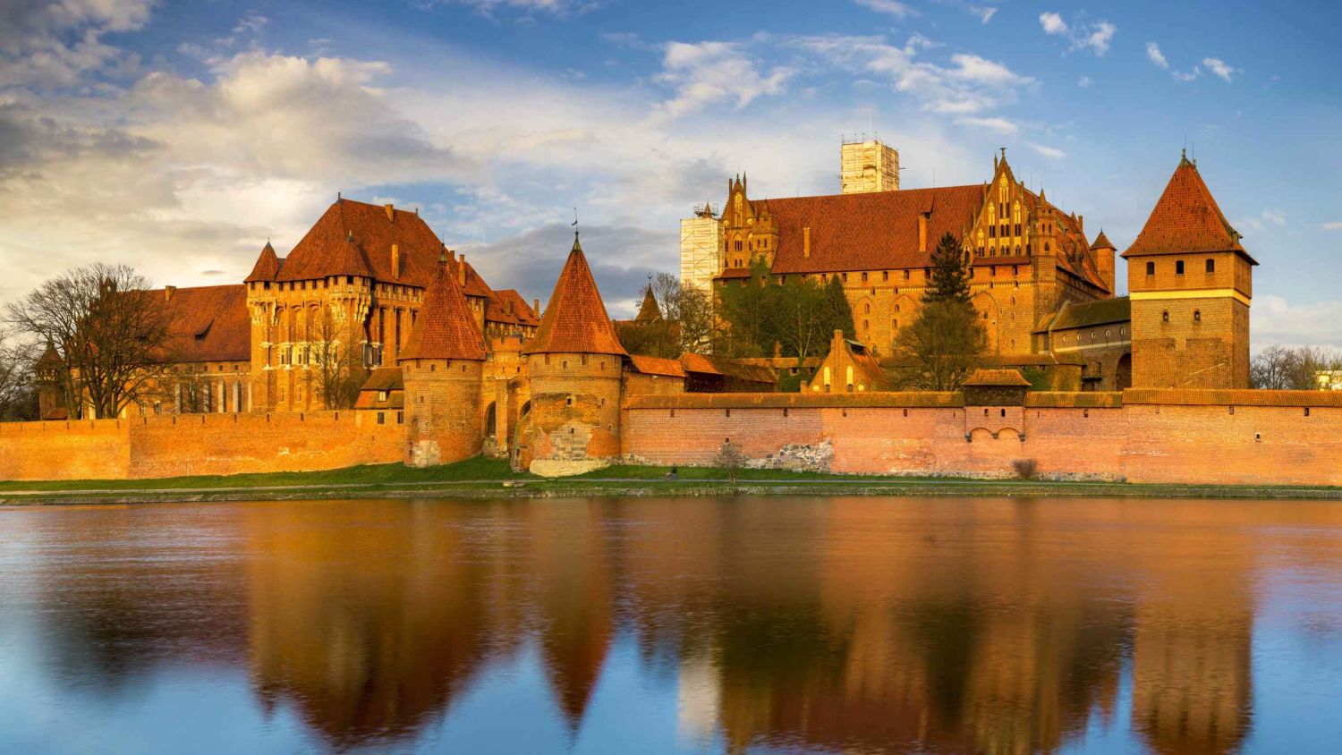 CASTILLO DE MALBORK, POLONIA Y CASTILLO DE PELES, RUMANÍA