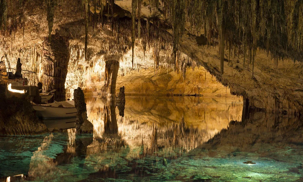 BAJO LA PIEL DE MALLORCA: CUEVAS DEL DRACH