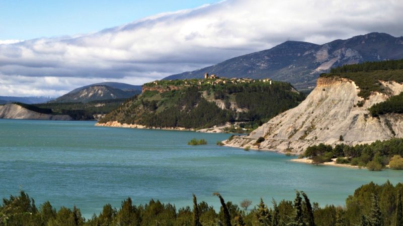 Explora la magia de un pueblo abandonado con aguas curativas en España