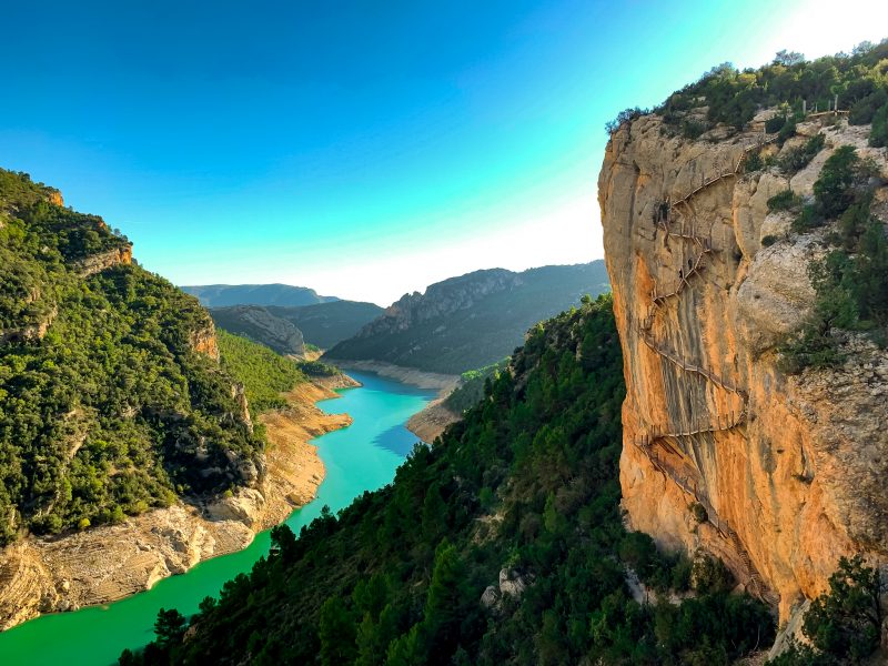Descubre la Belleza del Sendero de Pasarelas en España que abre en Semana Santa: ¡Caminando sobre el Río Caldarés!