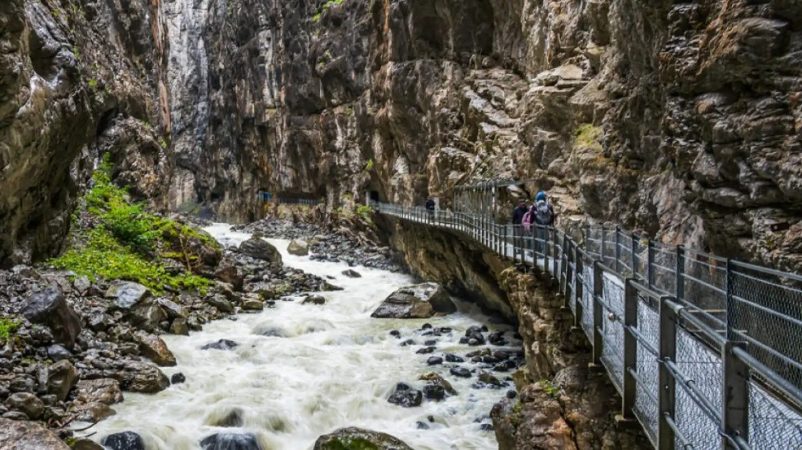 Disfruta de la magia de la nieve en un entorno privilegiado: el Sendero de Pasarelas abierto en semana santa