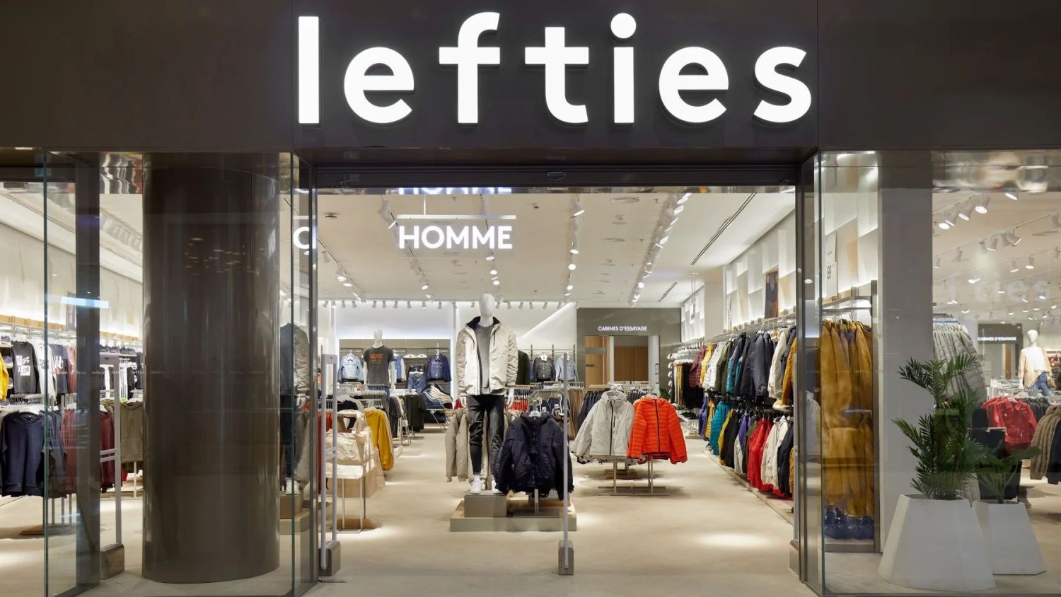 Deslúmbrate este verano con los irresistibles short denim de Lefties