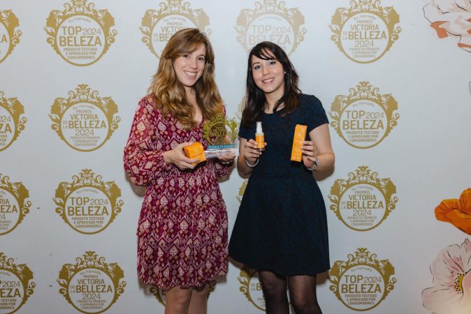 La gama Imaque Naturals Vitamina C, de venta exclusiva en Dia, obtiene el galardón Producto Clean 2024 1 Merca2.es Dia Premios Victoria de la Belleza Raquel LaTorre Responsable de Personal and Home de Dia Espana y Fiorella Lora Compras personal Care de Dia Espana 1 Merca2.es