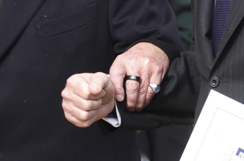 El nuevo anillo negro que lleva Juan Carlos I desata los rumores de que algo muy grave le está pasando