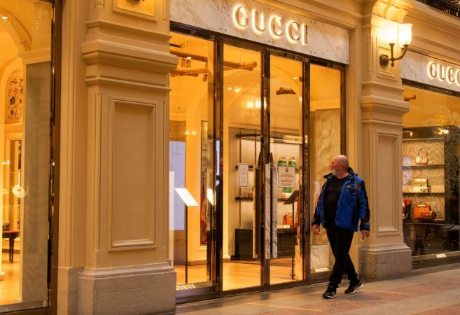 EuropaPress 4300815 08 march 2022 russia moscow man walks past closed gucci boutique major Merca2.es