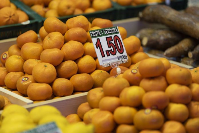 Mandarinas en un puesto de un mercado, a 15 de marzo de 2023, en Madrid (España).