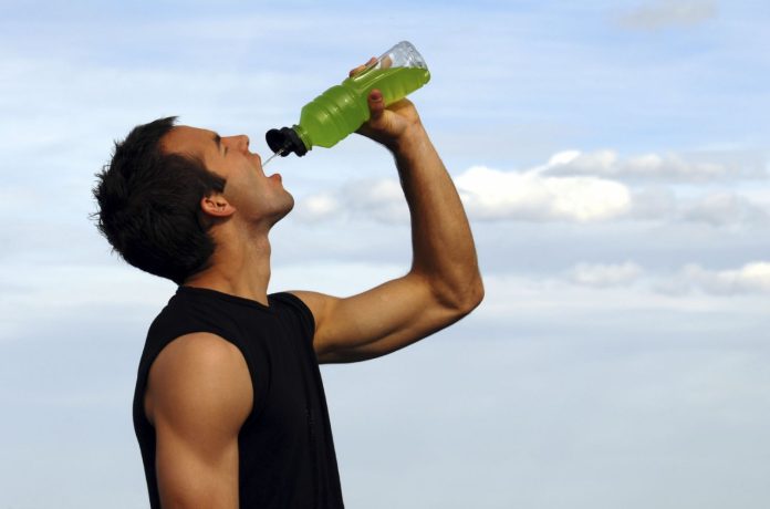 Esto es lo que le ocurre a tus riñones cuando bebes dos litros de agua diarios