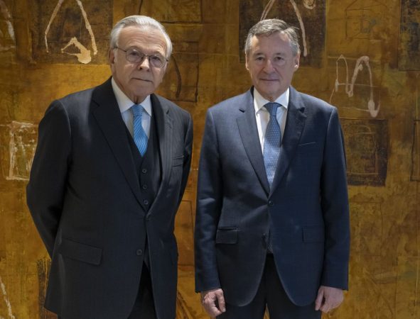 CriteriaCaixa obtiene un beneficio neto consolidado de 1.910 millones de euros en 2023, un 59% más 1 Merca2.es IsidroFaineAngelSimon2024 Merca2.es