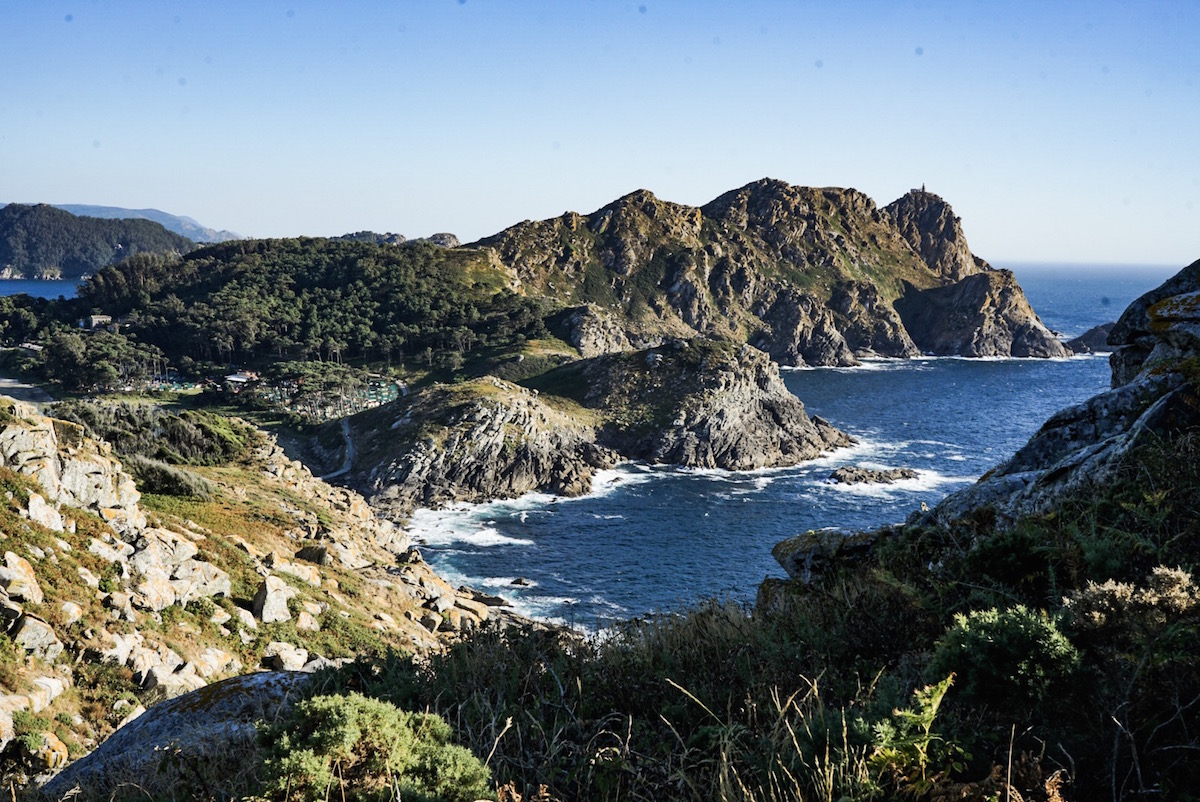 ARENISCAS DORADAS Y AGUAS TURQUESAS