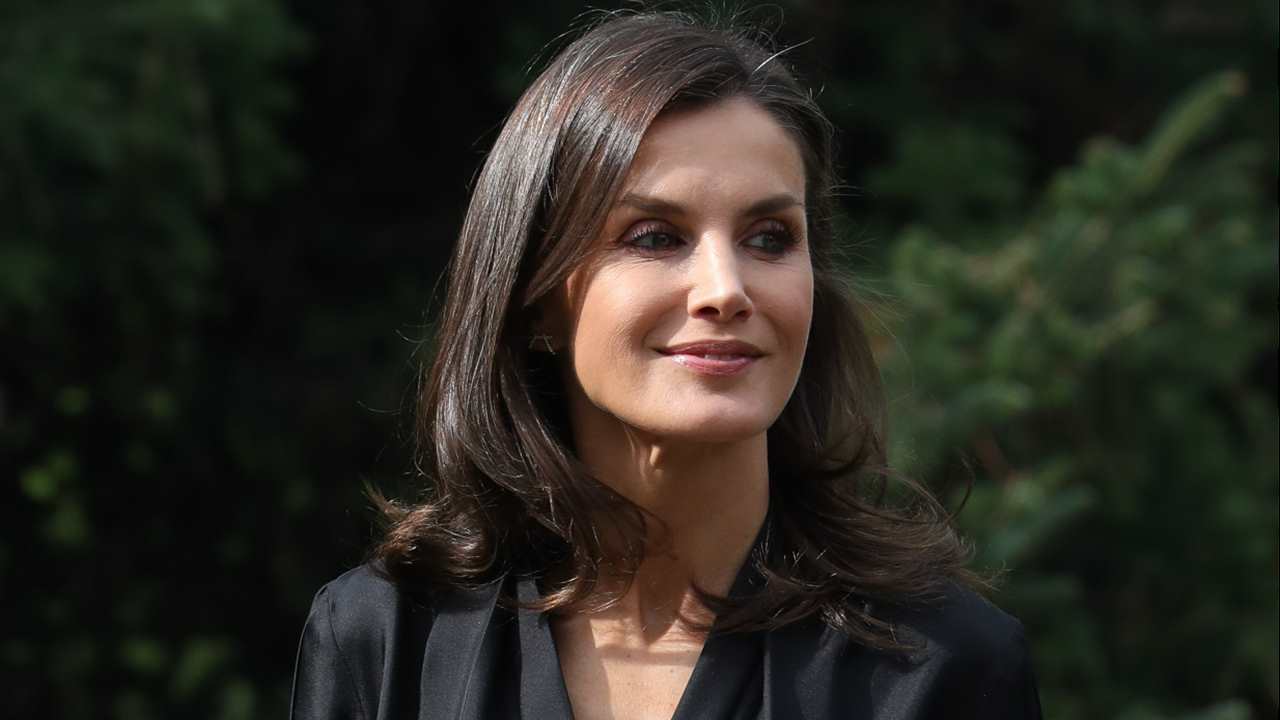 La reina Letizia trata con prepotencia a las empleadas de Carolina Herrera en Madrid, según Pilar Eyre