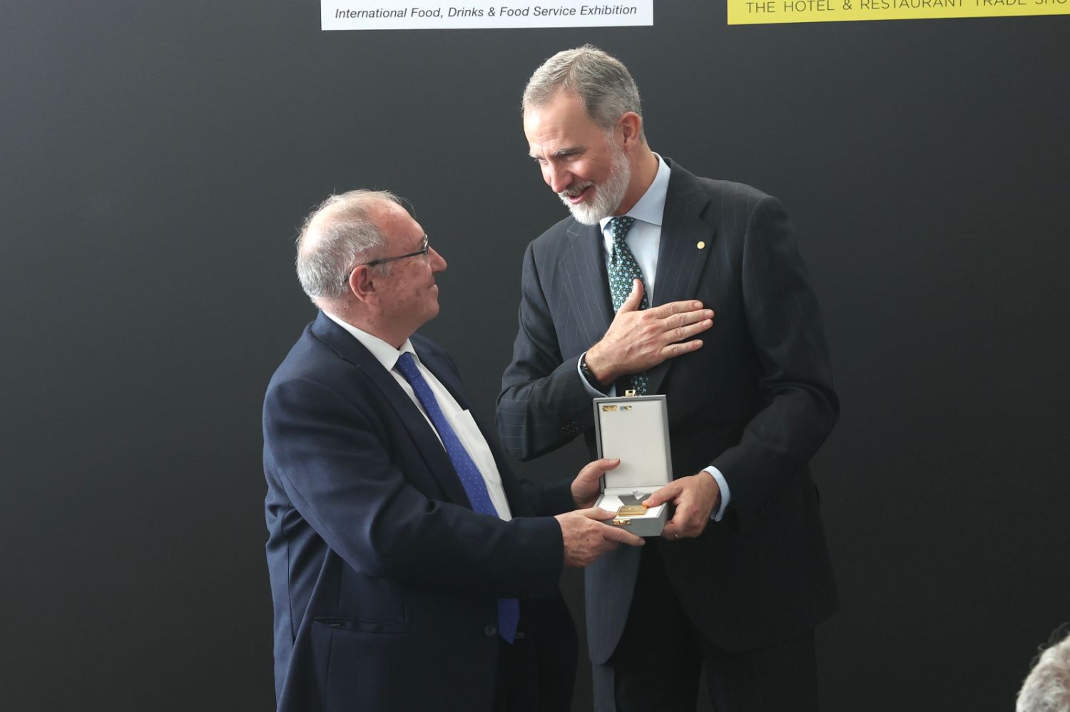 Jose Luis Bonet recibe del Rey la medalla de oro como presidente emérito del salón Alimentaria