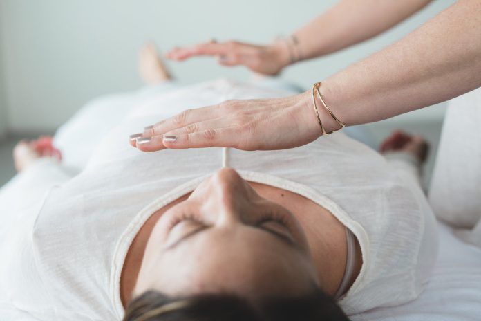 ¿Qué es el reiki? ¿Funciona de verdad o es puro placebo?