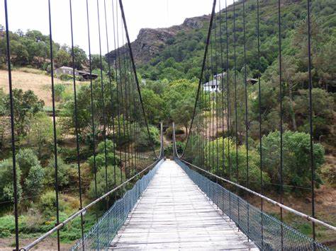 Descubre el maravilloso pueblo de Asturias al que solo se puede acceder de esta peculiar manera (Riodeporcos)