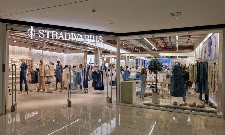 Stradivarius saluda a la primavera con estas elegantes sandalias con cuña que no te quitarás hasta otoño