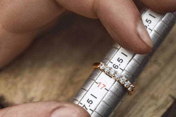 Conviértete en un maestro de la medición: encuentra la talla perfecta de tu anillo en casa