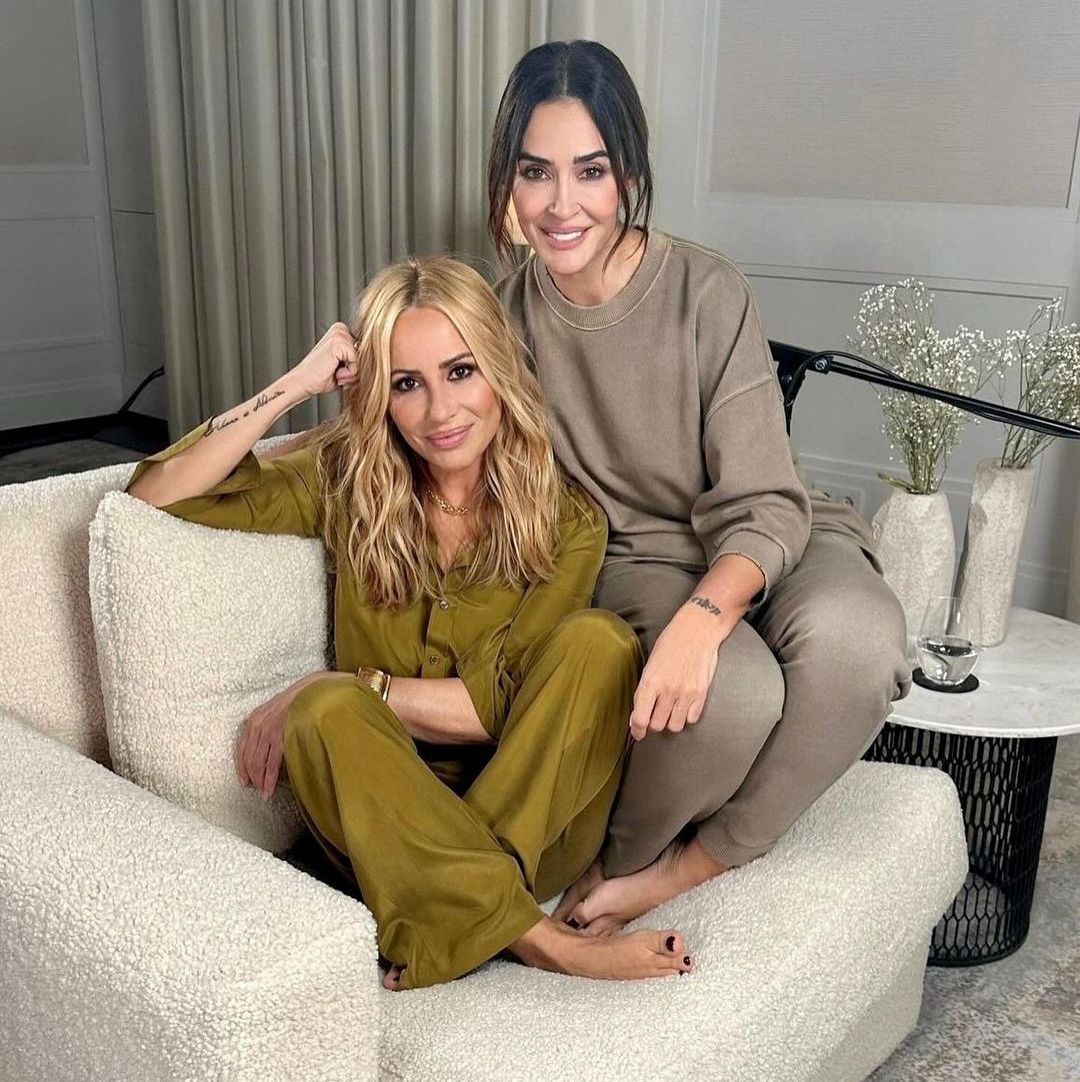 Ya puedes conseguir en Zara este conjunto de seda que luce Marta Sánchez en la entrevista que le hace Vicky Martín Berrocal