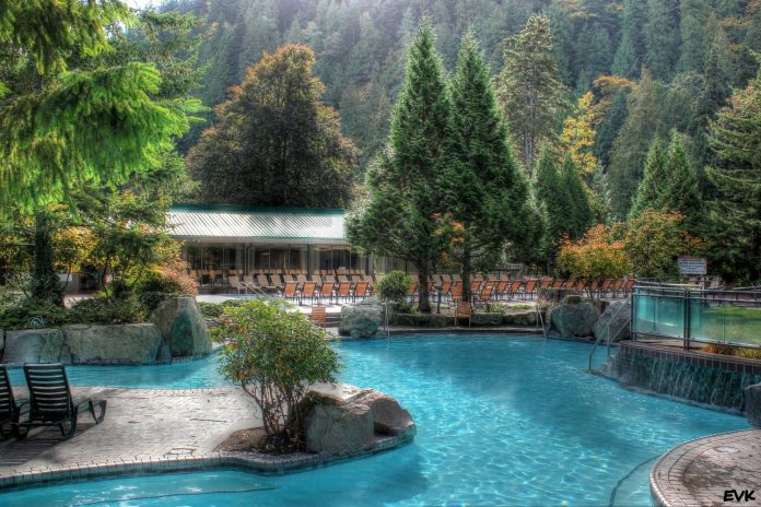 Disfruta gratis de las aguas termales y medicinales de este balneario al aire libre de Galicia