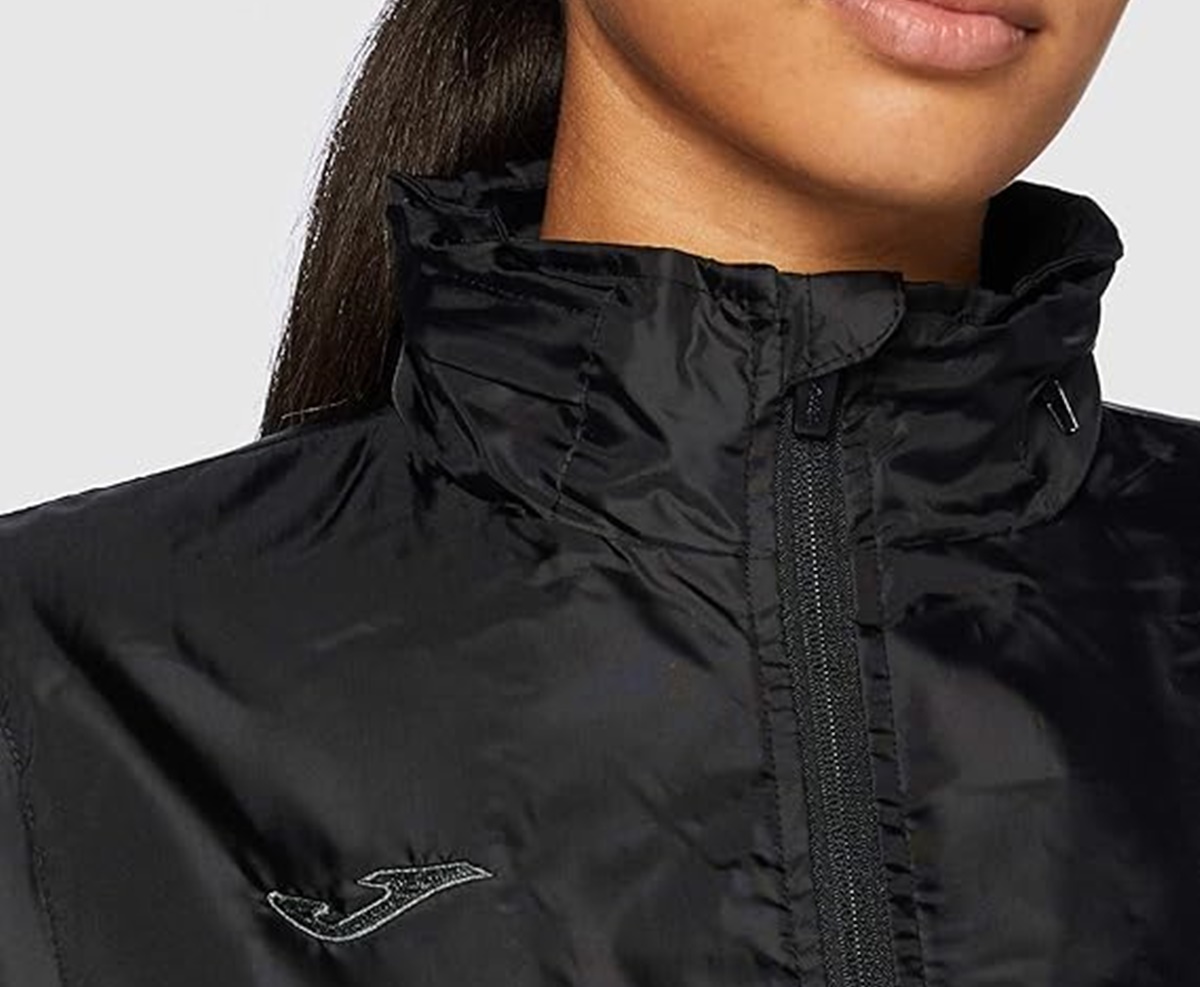 El chubasquero de Joma por 14,99 euros que es top ventas en Amazon