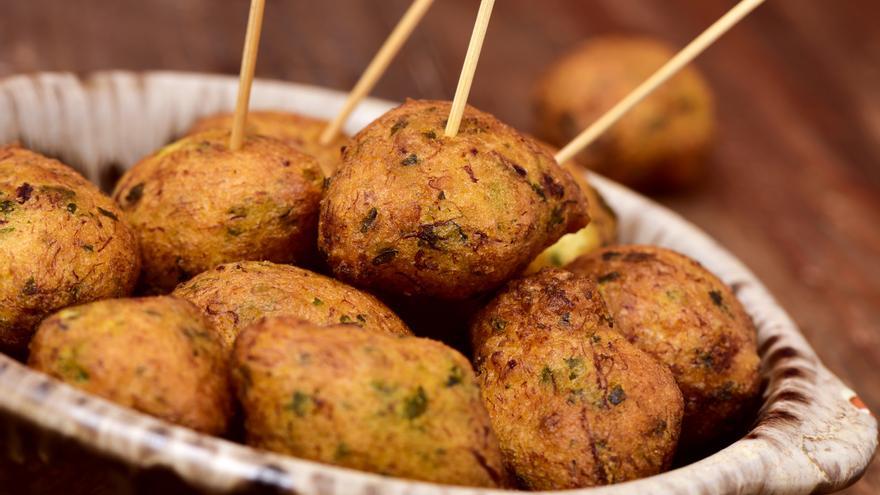 Cómo preparar unos buñuelos de bacalao increíblemente jugosos y esponjosos