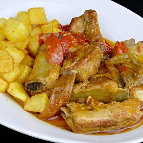 Costilla de cerdo guisada con cerveza y pimientos
