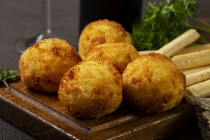 delicious fried food croquettes arrangement Merca2.es