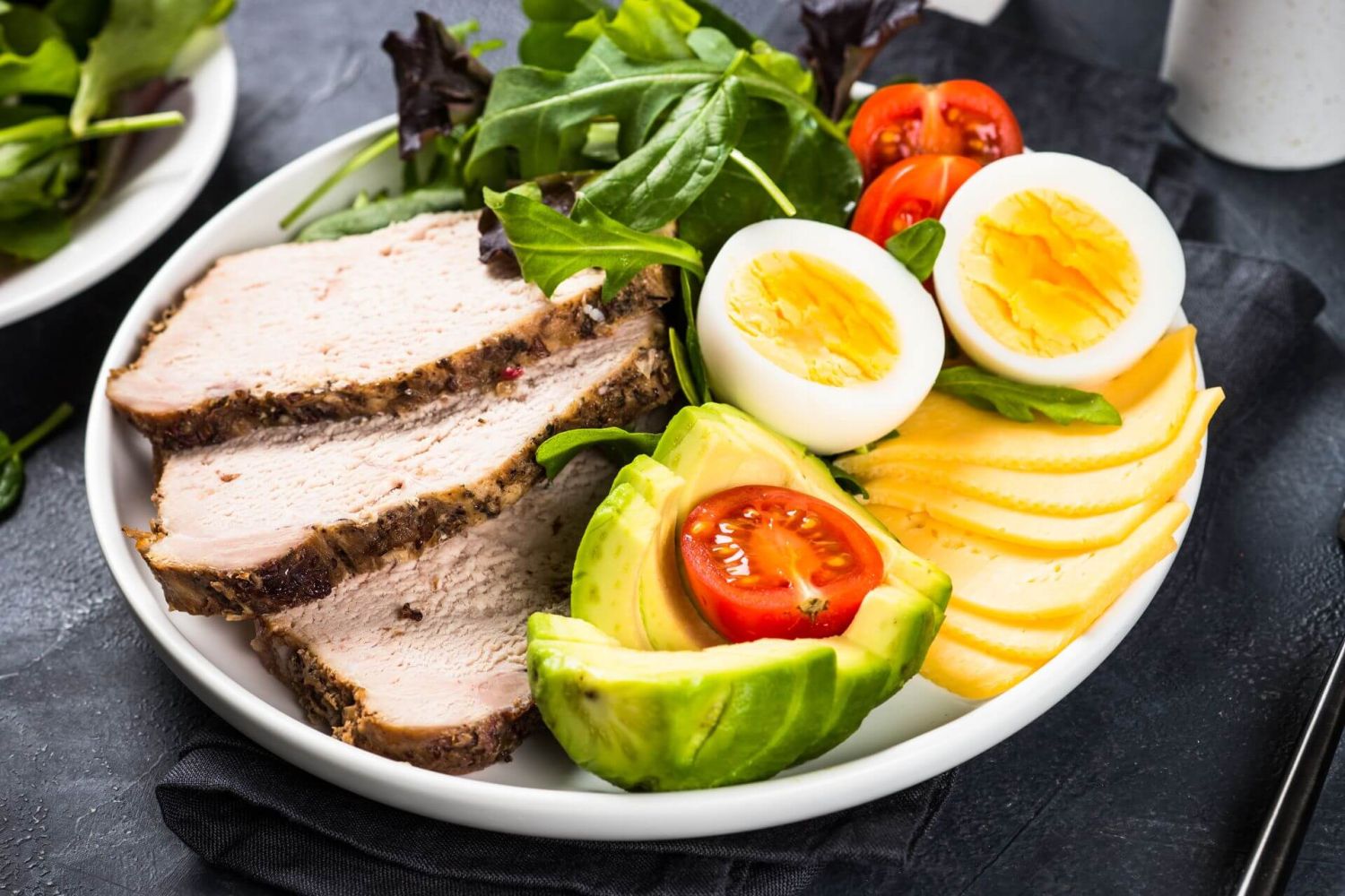 Keto vs. Atkins: Conoce cuál dieta conviene según tus objetivos 2 Merca2.es BENEFICIOS Y DESAFÍOS: IMPACTO A LARGO PLAZO
