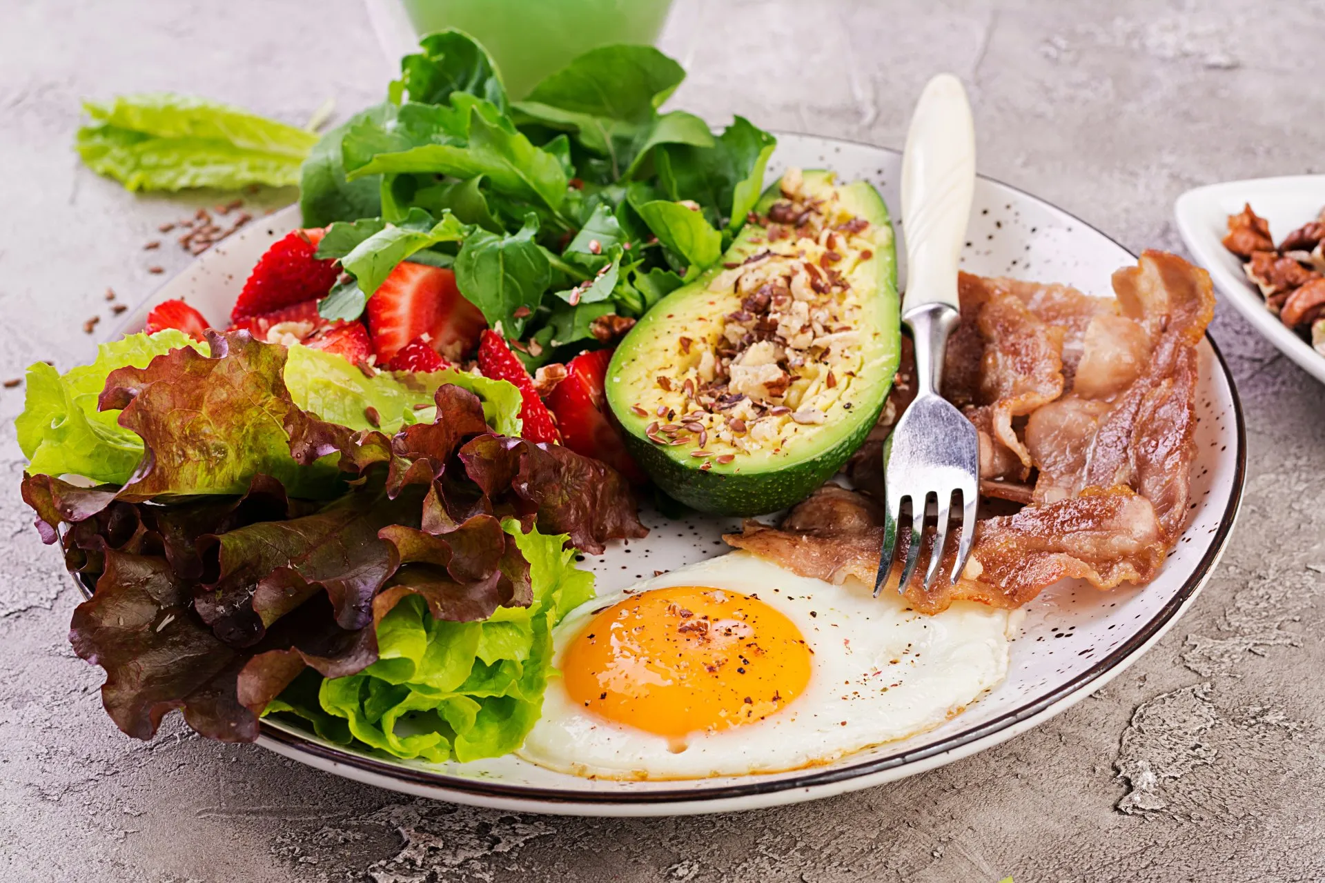 Keto vs. Atkins: Conoce cuál dieta conviene según tus objetivos 1 Merca2.es KETO VS. ATKINS: PRINCIPIOS BÁSICOS