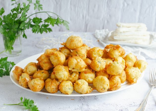 Buñuelos de bacalao, un manjar de la Cuaresma y la Semana Santa 2 Merca2.es fuente de bunuelos de bacalao Merca2.es