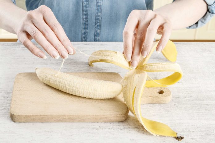 ¿Qué pasa si comes las hebras de los plátanos?
