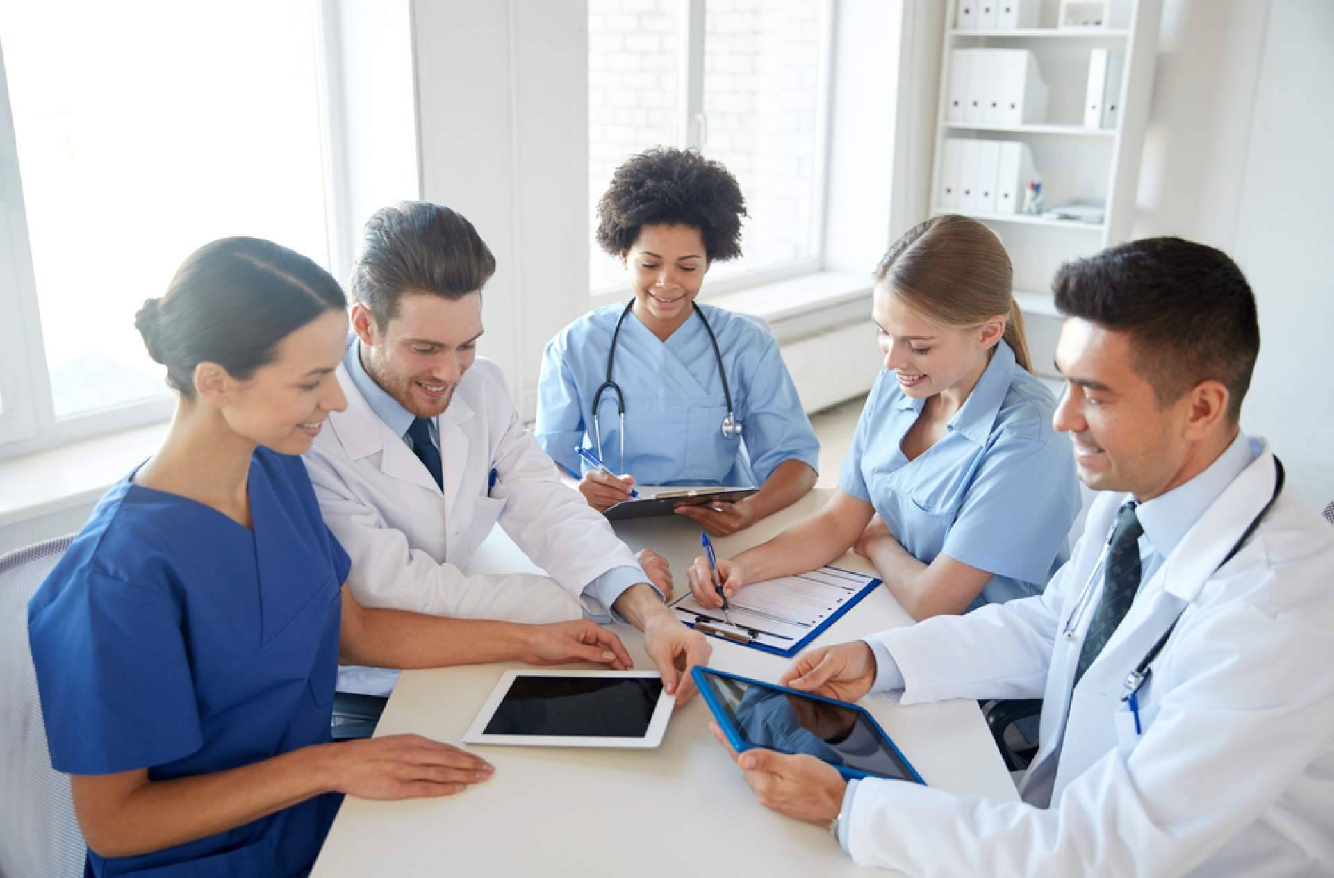 Universal Formación ofrece cursos para celadores, una de las profesiones que más crece en el sector sanitario