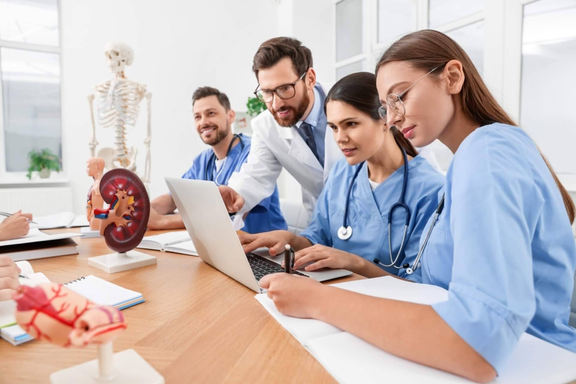 Máster, expertos y cursos de especialización con acreditación universitaria de EUNEIZ en Universal Formación