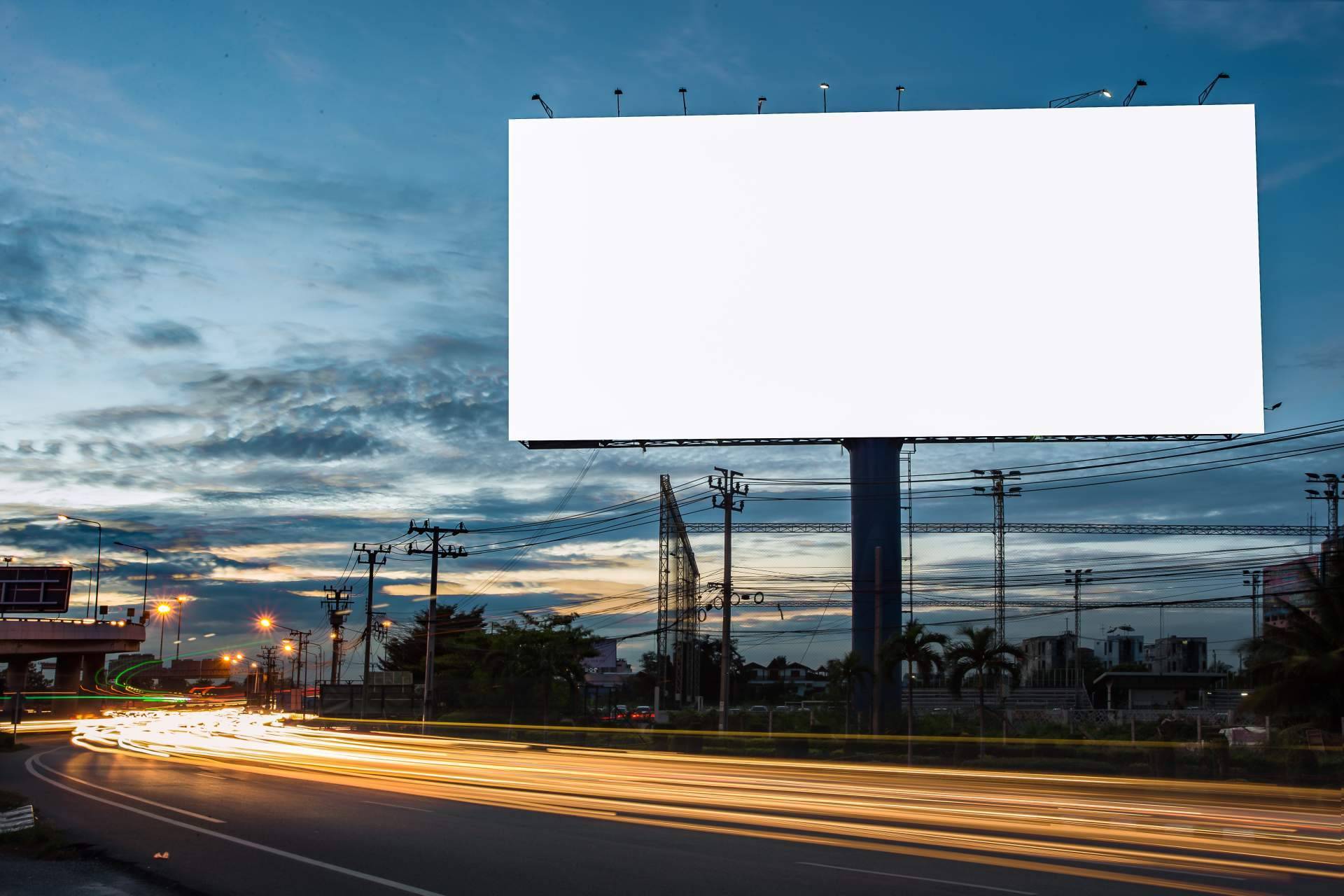 Fabricación e instalación de soportes de publicidad exterior, con Publipostes