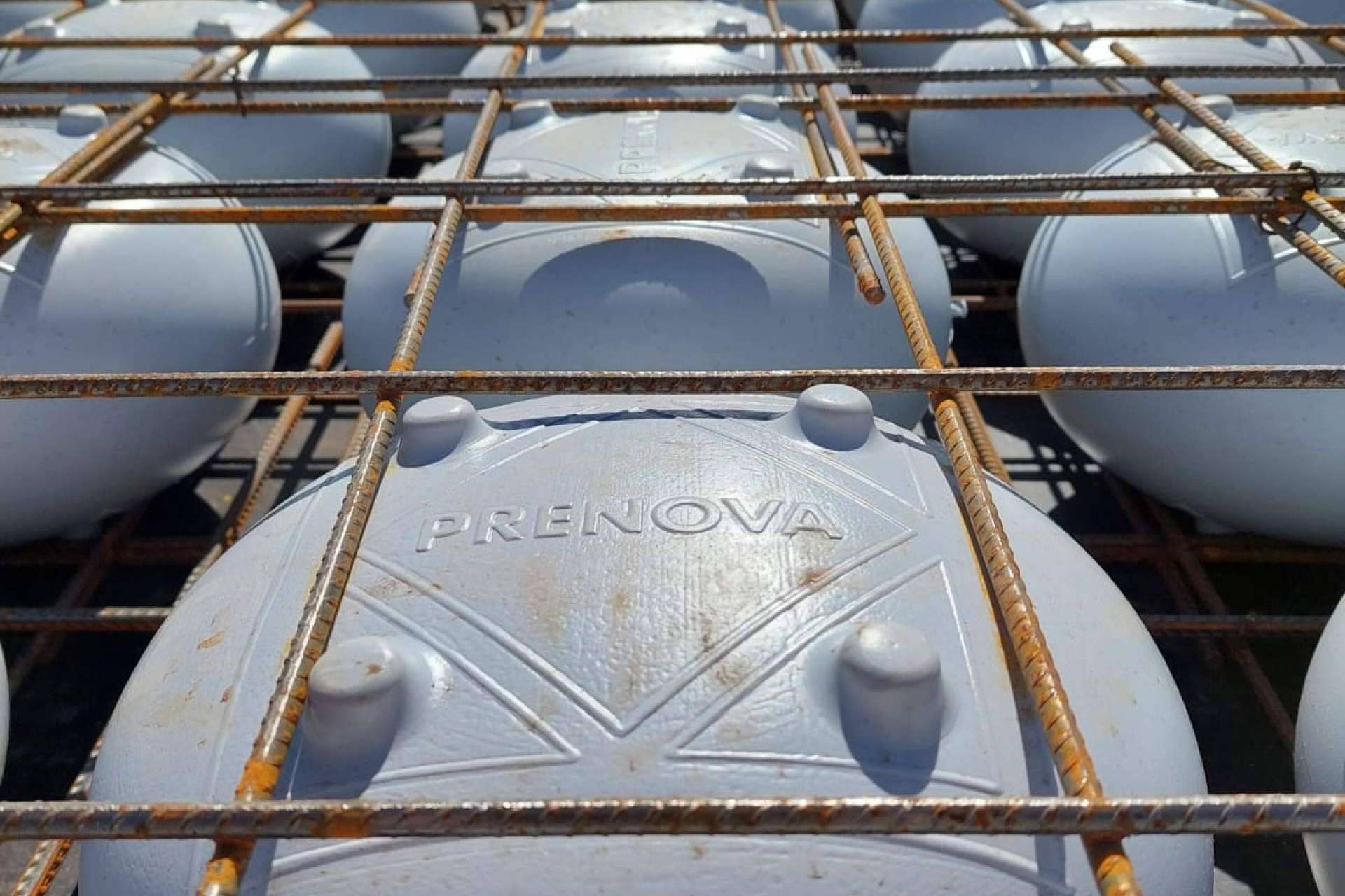 Construcción moderna con las estructuras de edificios de Prenova