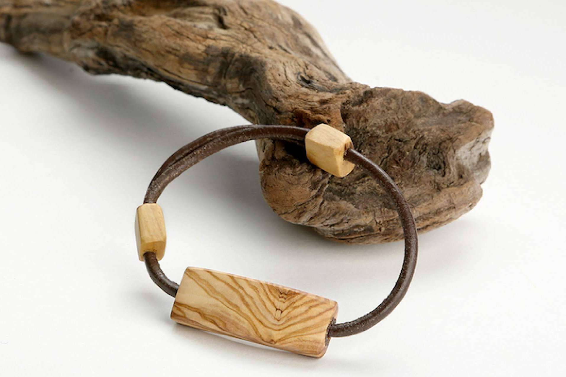 Joyas artesanales de madera natural, con Accesorios de Madera