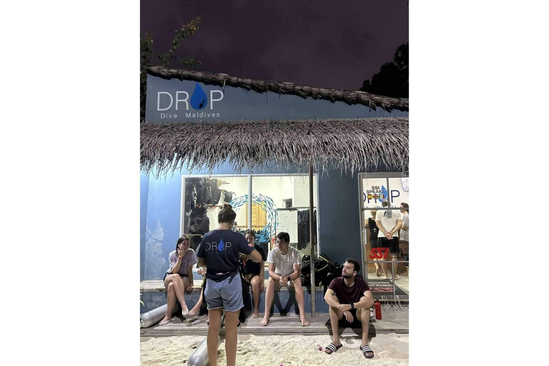 Paquetes de buceo para certificados de la mano de Drop Dive Maldives