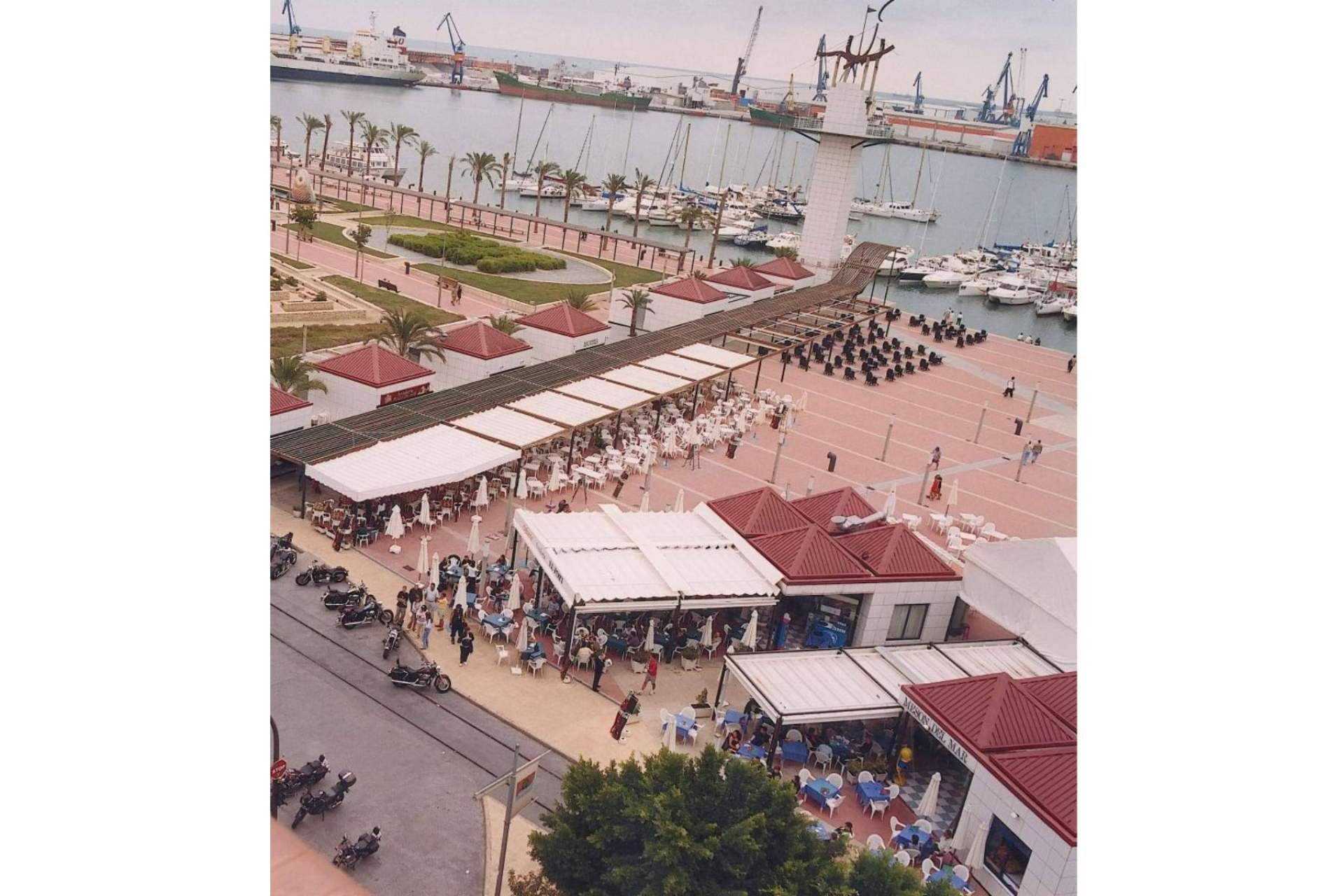 La Plaza del Mar, en el Grao de Castellón, cuenta con una amplia oferta gastronómica de alto nivel