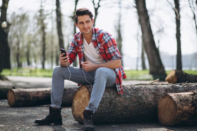 lumberjack with phone Merca2.es