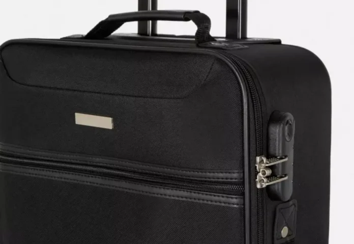 Por tan sólo 20 euros puedes comprar en Primark esta maleta con las medidas perfectas para meter en cabina