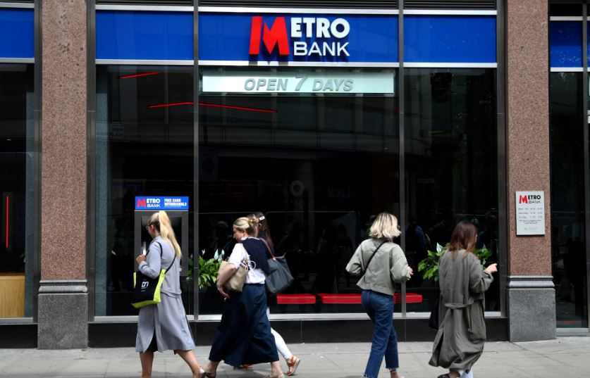 Metro Bank eleva en 35 millones de euros su objetivo de ahorro de costes para 2024